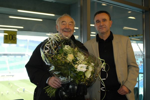 Sport, Fu§ball, Oberliga Saison 2004/2005, FC Sachsen Leipzig
FC Sachsen Leipzig - VFC Plauen (0:0) im Zentralstadion
Ex-Torhter Gnther Busch bekommt zum 70. Geburtstag im ViP-Raum Blumen von Vorstandsmitglied Stefan Opitz berreicht
26.2.2005
Andreas Wendt/Westend

Westend, Martin-Luther-Ring 13, 04109 Leipzig; Tel.: 0049 341 33380; Deutsche Bank BLZ 86070024, KN 1776699; Steuernr.: 238/221/00376