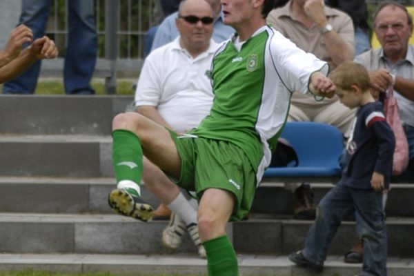 Sport/Fu§ball/Testspiel/Saisonvorbereitung
Saison 2004/2005 der NOFV-Oberliga Sd
Vorbereitung des FC Sachsen Leipzig
FC Sachsen Leipzig - Berliner AK 2:1
Sportplatz des TuS Leutzsch
Verlngerte Rietschelstra§e Leipzig
9.7.2004 Jens Wagner
Daniel Ferl (FCS) artistisch
Westend, Martin-Luther-Ring 13, 04109 Leipzig; Tel.: 0049 341 33380; Deutsche Bank BLZ 86070024, KN 1776699; Steuernr.: 238/221/00376