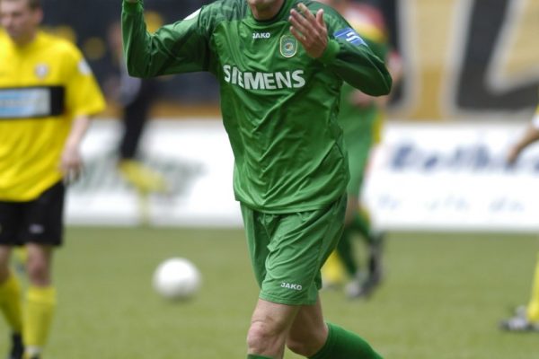 Sport - Fu§ball
Regionalliga Nord - Saison 2003/2004, Rckrunde
FC Sachsen Leipzig Ð Dynamo Dresden 1:3
Zentralstadion Leipzig
9.5.2004 Jens Wagner
Daniel Ferl (FCS) nach seinem Tor zum 1:3
Westend, Martin-Luther-Ring 13, 04109 Leipzig; Tel.: 0049 341 33380; Deutsche Bank BLZ 86070024, KN 1776699; Steuernr.: 238/221/00376