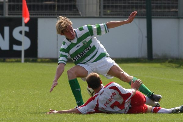 Punktspiel Regionalliga Nord Saison 2003/2004
FC Sachsen Leipzig Ð 1. FC Kln (Amateure) 1:1
Alfred-Kunze-Sportpark Leutzsch
7. September 2003 Jens Wagner
Daniel Ferl und Alaattin Tosun im Clinch