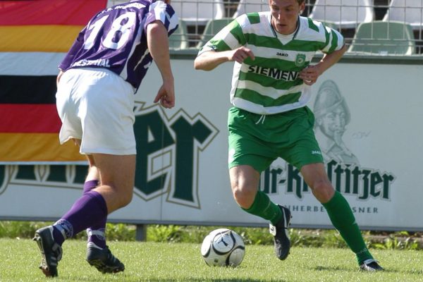Punktspiel Regionalliga Nord Saison 2003/2004
FC Sachsen Leipzig Ð VfR Neumnster 3:1
Alfred-Kunze-Sportpark Leutzsch
21. September 2003 Jens Wagner
Daniel Ferl gegen Arne Westphal