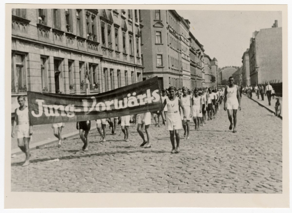 Vom Sportpark auf die Straße: Die Rotsportler von Vorwärts Leutzsch auf einer Werbedemo Ende der 1920er.