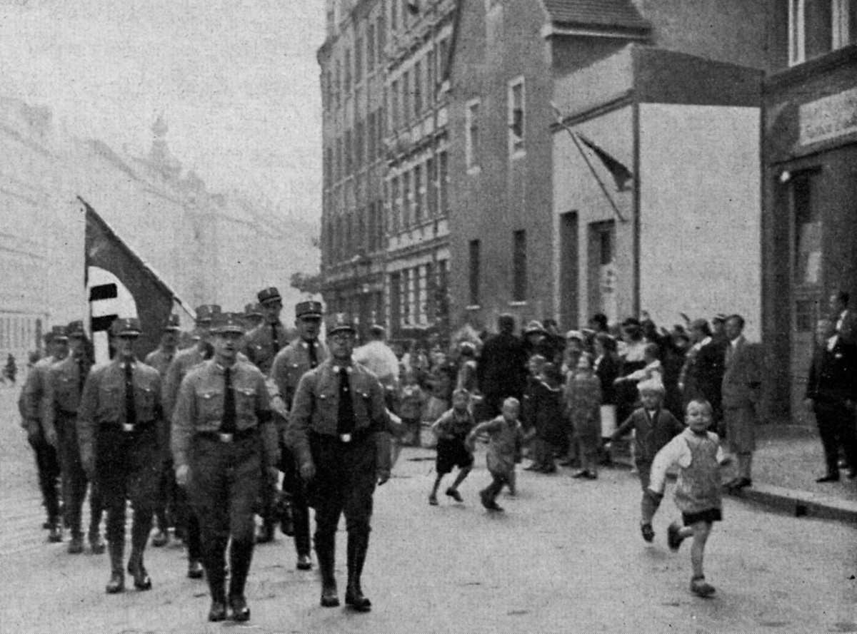 Eröffnung der ersten Parteigeschäftsstelle der NSDAP in der Theodor-Fritzsch-Straße – heute William-Zipperer-Straße