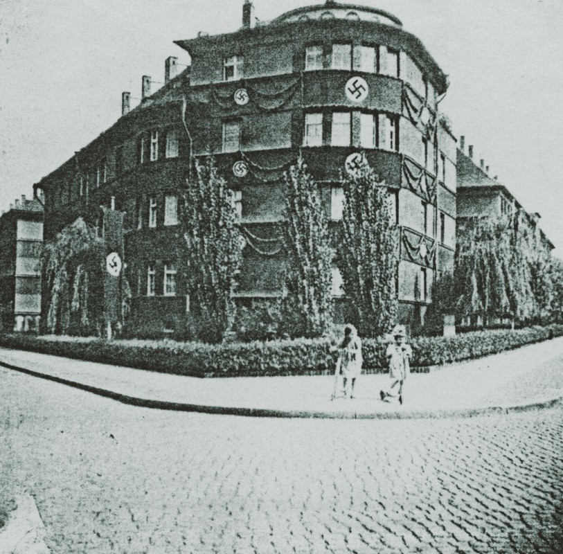 Alltag im Nationalsozialismus: Durch die NSDAP offiziell beflaggte Häuser in der Leutzscher Heimteichstraße (1. Leutzscher Heimatfest 4./5. Juli 1936)