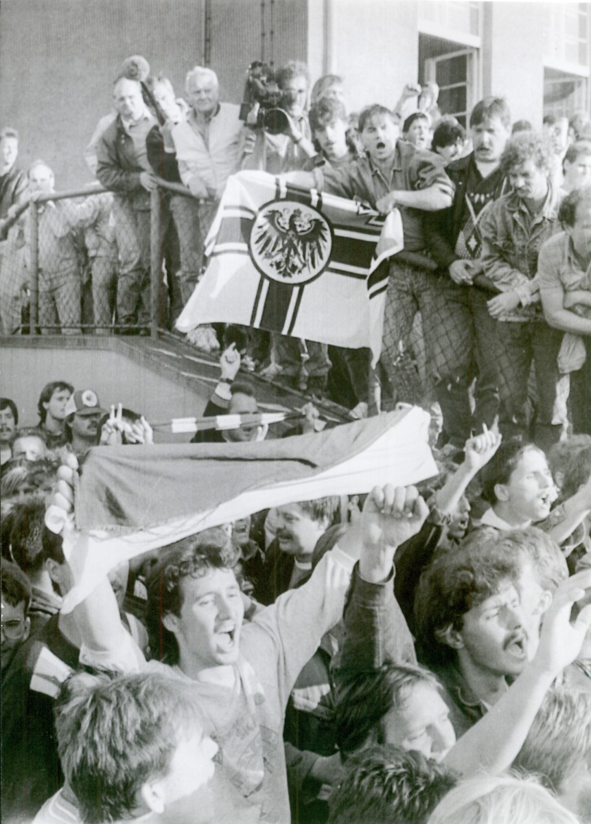 Platzsturm und Reichskriegsflagge: Rassismus, Nationalismus und Diskriminierungen gehören bis zur Jahrtausendwende zum Alltag in Leutzsch. Immer wieder kam es auch zu Ausschreitungen, wie hier am 29. September 1990 beim Spielabbruch gegen Carl-Zeiss Jena.