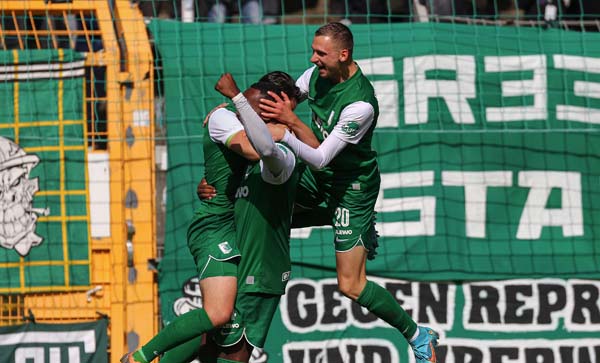Torjubel Lucas Surek, Manasse Eshele und Florian Kirstein vlnr