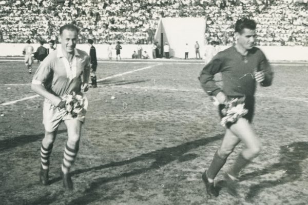 BSG Chemie Leipzig Albanien-Reise 1952 
1.Spiel Georg Zenker (links) und Außenläufer Vila Rechte: Westend-Presseagentur Jens Fuge