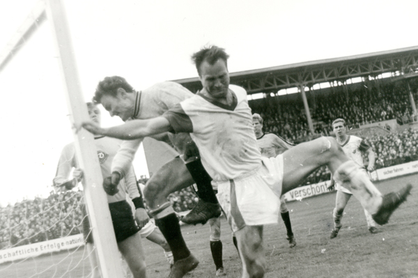Fu§ball BSG Chemie Leipzig Georg-Schwarz-Sportpark Leipzig-Leutzsch DDR-Oberliga
Bauchspieß ggen den Dresdner Kallenbach historisch c