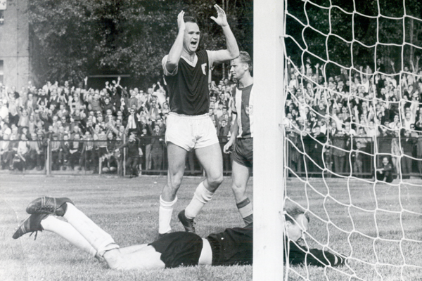 Fußball Leipzig historisch
BSG Chemie Leipzig
Foto: Westend-Presseagentur
Chemie - Magdeburg 1:2 April 1969
Bauchspieß jubelt, Moldenhauer, heutiger NOFV-Präsident, hat keine Chance, hinten Kubisch Fussball Fußball c