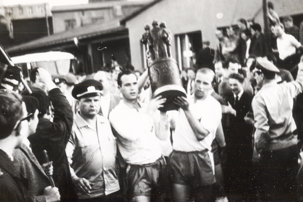 Fußball Leipzig historisch
BSG Chemie Leipzig
Foto: Westend-Presseagentur
Pokalsieg 1966 Bautzen Bauchspieß/links und Walter mit dem FDGB-Pokal Fanbuch Fussball Fußball c