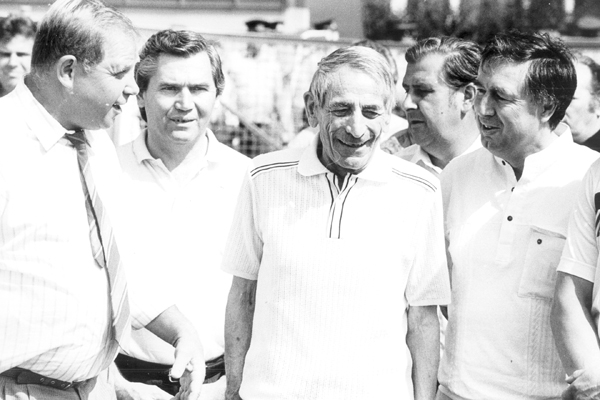 Fussball
Stadion/ Alte Hasen/ Extra
11.08.1990
Meistermannschaft 1964
BSG Chemie Leipzig historisch
v.l. Walter, Herzog, Kunze, Behla, GŸnther
Stadionweihe Fußball Fussball Fussball Fußball c