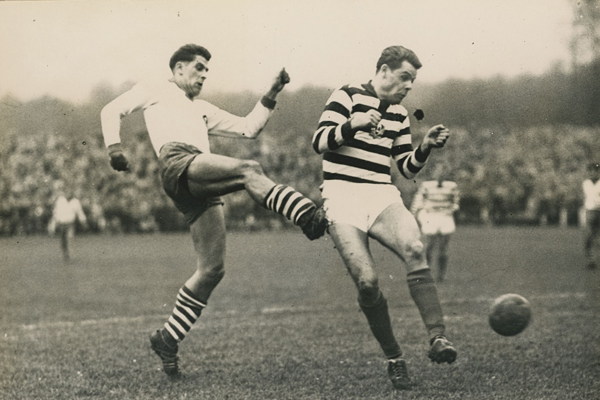 BSG Chemie Leipzig - Dynamo Berlin 4:0
Buch Lothar Hoyer
1963/64  Wolfgang Behla (li) gegen Stopper Heine